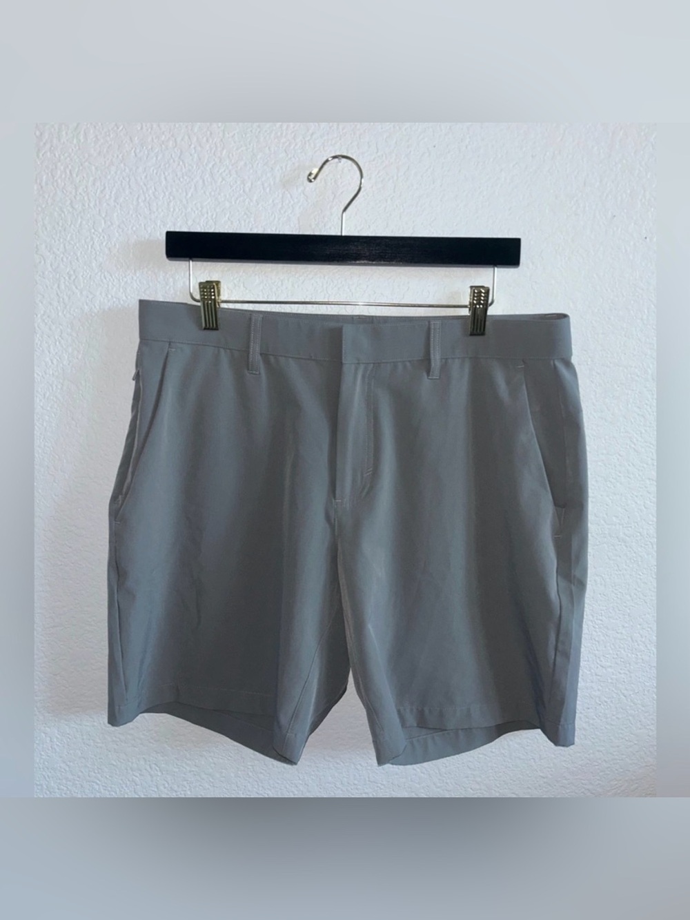 Fabletics The Don Men's Light Gray Shorts